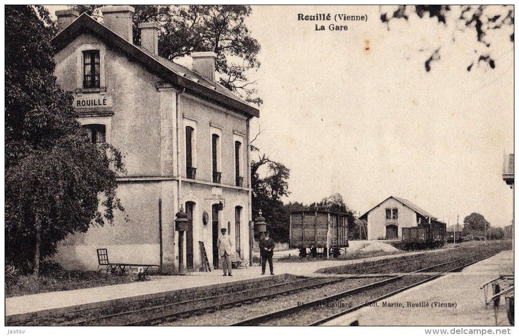 Rouillé (Vienne)  La Gare Animée Cicurlée 1939  Bon état - Autres & Non Classés