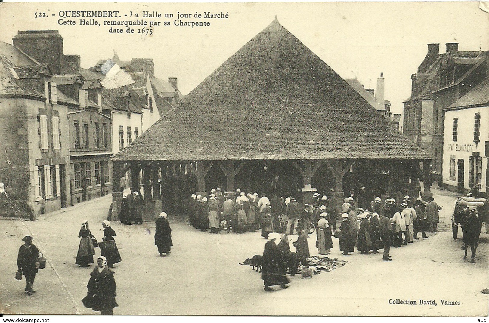 QUESTEMBERT, La Halle Un Jour De Marché - Questembert