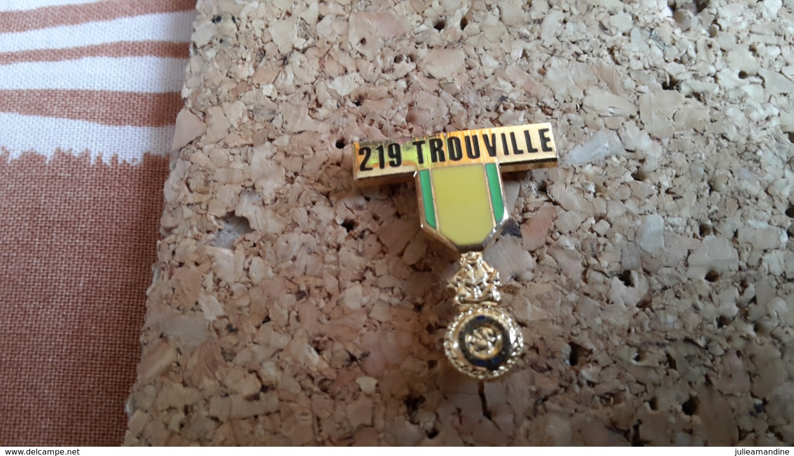 1 Pins Sur La Ville De Trouville Medaille 219 - Other & Unclassified