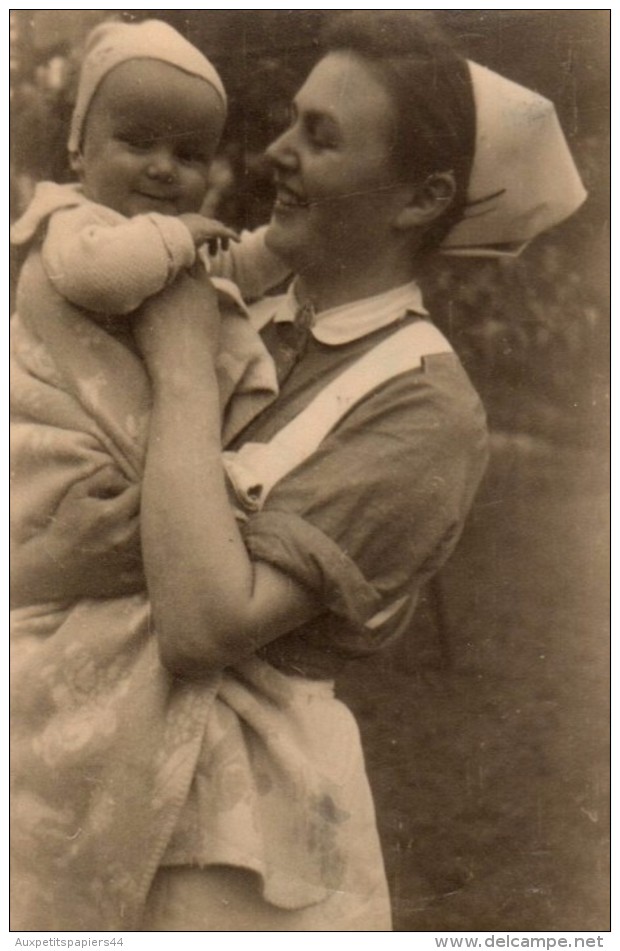 Photo Originale Sage Femme - Infirmière Tout Sourire Portant Un Bébé Souriant Le 10.05.1948 - Lieux