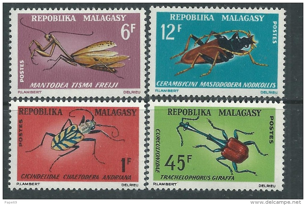 Madagascar N° 420 / 21 + 427 / 28  XX Insectes,  Les 4 Valeurs Sans Charnière, TB - Madagaskar (1960-...)