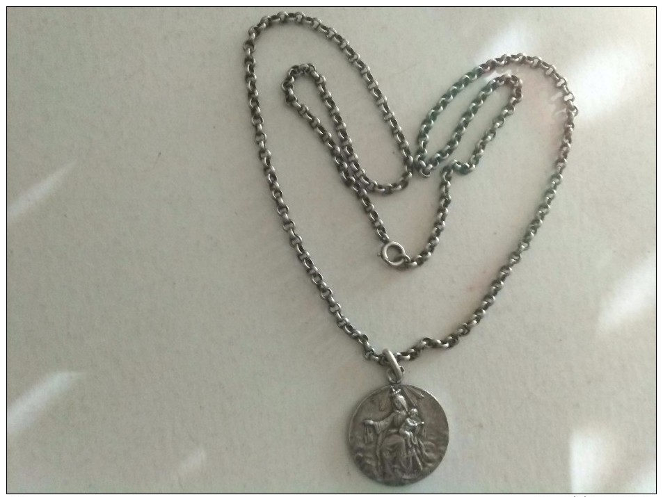 Médaille Religieuse Et Sa Chaine En Argent Massif - Religion & Esotérisme