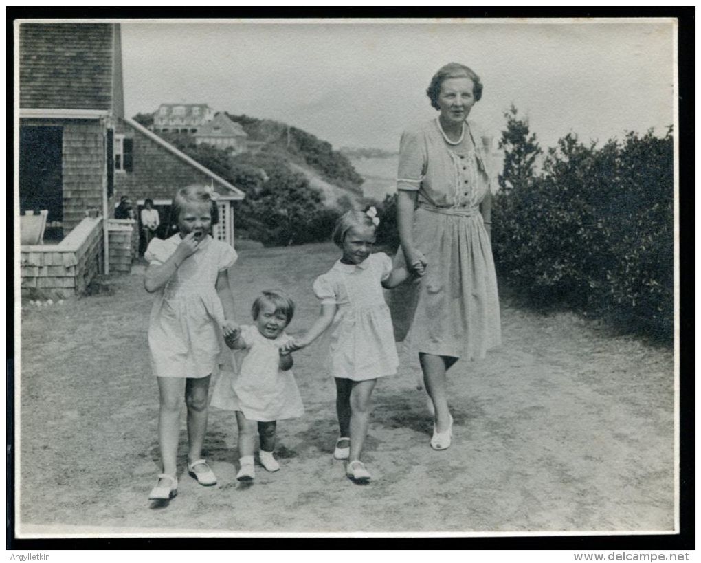 ANTIQUE PHOTO QUEEN JULIANA HOLLAND & PRINCESSES BEATIX IRENE MARGARET 1947 - Famous People