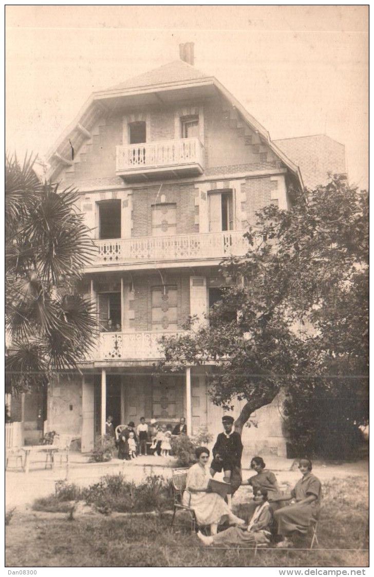 CARTE PHOTO NON IDENTIFIEE REPRESENTANT UNE GROSSE MAISONN ET DES GENS DEHORS PEUT ETRE UNE PENSION DE FAMILLE - A Identifier