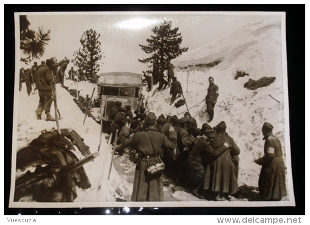 Camion Militaire Bloqué En Montagne - En Grèce ? Photo De Presse 18X24 Militaria Guerre WW2 - War, Military