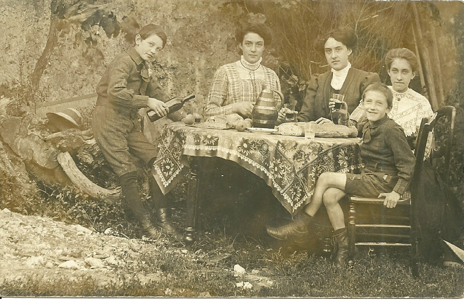 Carte-photo  - Repas En Famille - Photo E. HENRY,  EVREUX LE NEUBOURG - Evreux