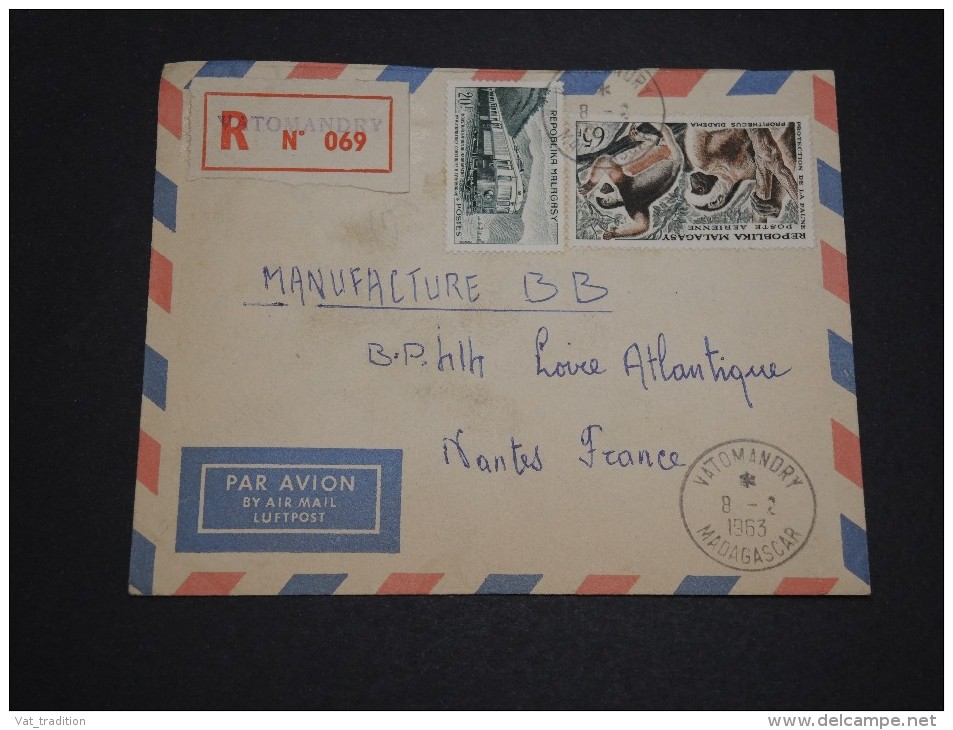 MADAGASCAR - Enveloppe En Recommandé De Vatomandry Pour La France En 1963 , Affranchissement Plaisant  - A Voir - L 4846 - Madagascar (1960-...)