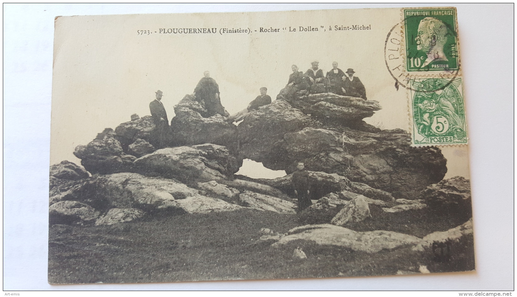 PLOUGUERNEAU 29 ROCHER LE DOLMEN A SAINT MICHEL FINISTERE CPA Animee Postcard - Plouguerneau