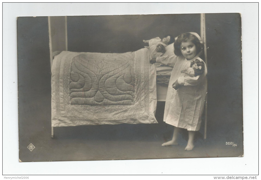 Carte Photo Enfant Nommé Fillette Et Ses Poupées Au Lit Une Popée Dans Ses Bras 1912 - Zu Identifizieren