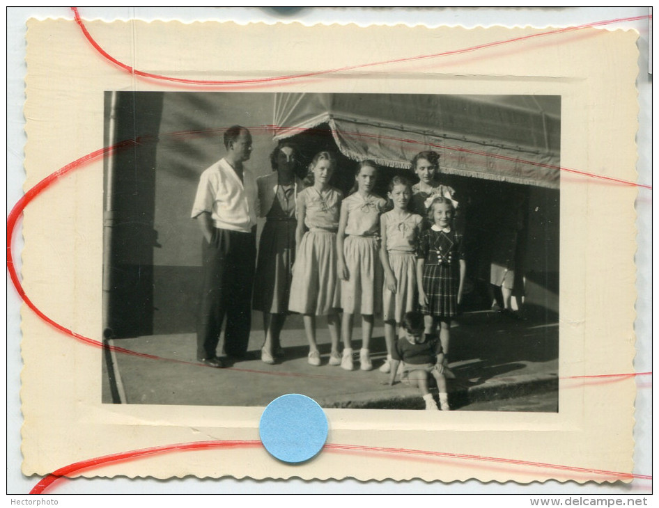 RARE Fête De CHAUSSIN 1954 Famille Devant Tabac Jupe Jeunes Filles Garçon Jura Franche Comté Doubs - Lieux