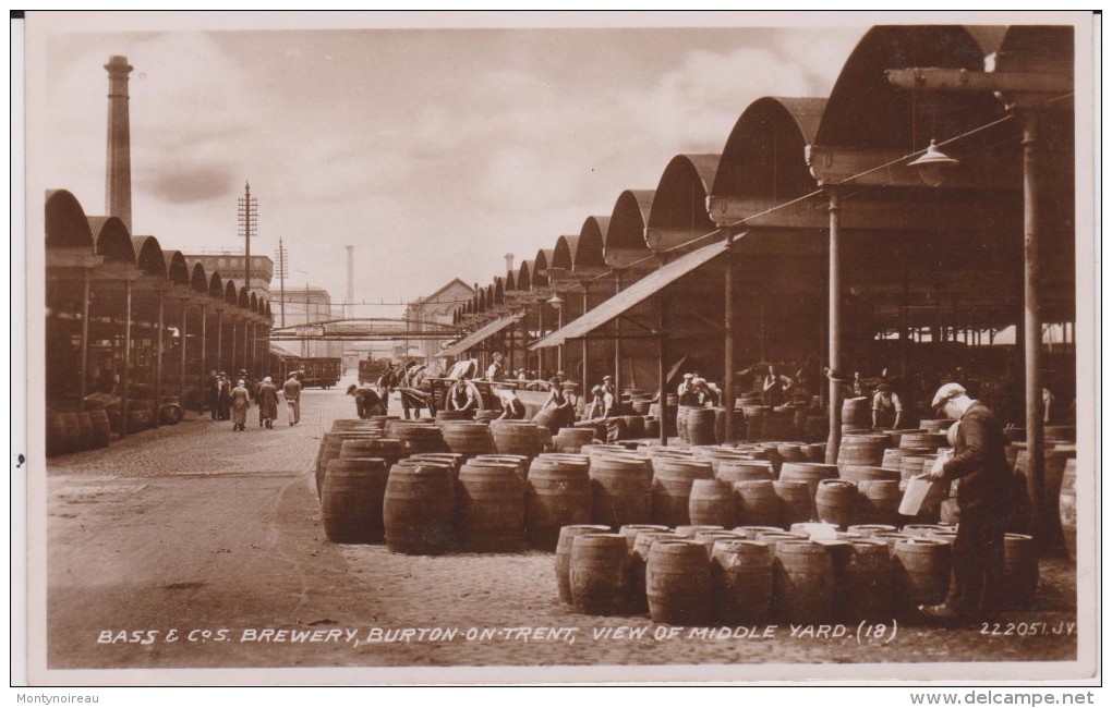 Royaume  Uni :  Bass C O S , BREWERY , BURTON On TRENT , View Of Middle Yard ( Tonneau- Usine) - Autres & Non Classés