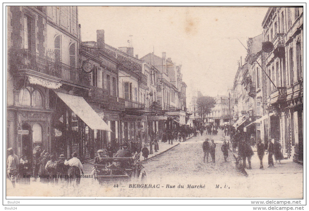 PR- BERGERAC  EN DORDOGNE  RUE DU MARCHE  CPA  ANIMEE  CALECHE - Bergerac