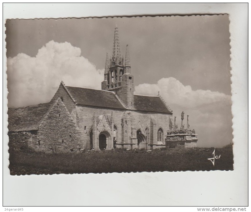 CPSM SAINT JEAN TROLIMON (Finistère) - Chapelle Notre Dame De Tronoen Avec Son Clocher Gothique Et Son Calvaire - Saint-Jean-Trolimon