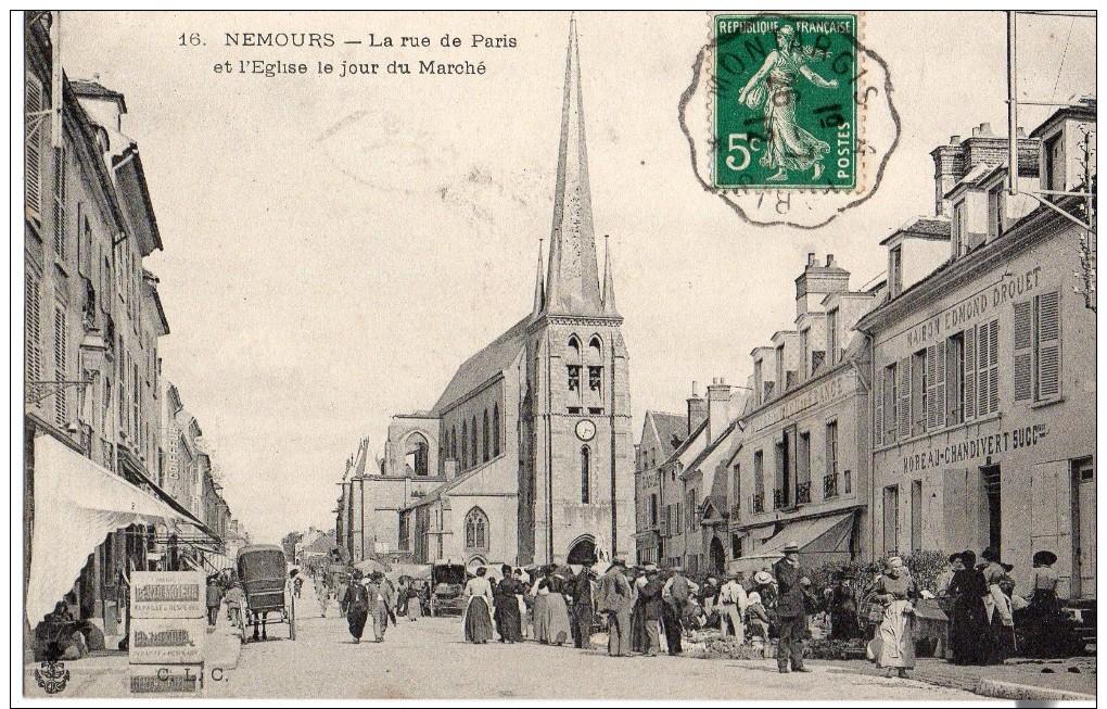 NEMOURS  La Rue De Paris Et L'Eglise Un Jour De Marché  2 Scans - Nemours