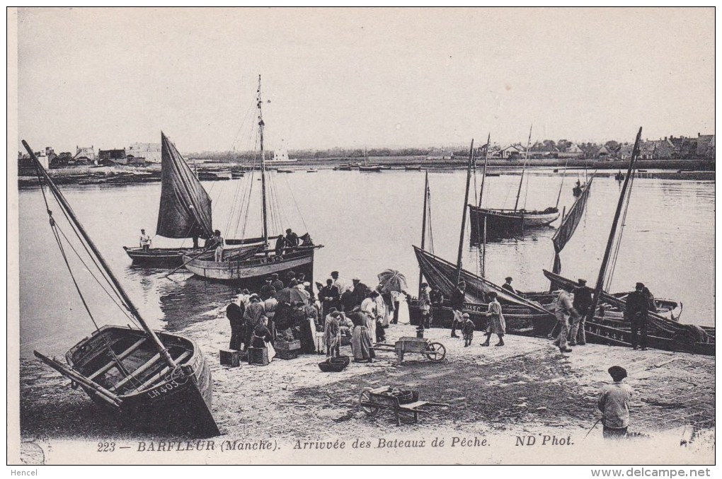 BARFLEUR -Arrivée Des  Bateaux De Pêche - Vente Des Poissons - Barfleur