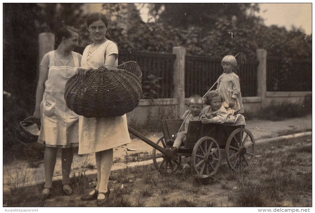 Photo Originale Jeu & Jouet - Charrette D'enfants Habituellement Tirée Par Un Chien, Mais Tirée Par Leur Mère Vers 1920/ - Non Classés