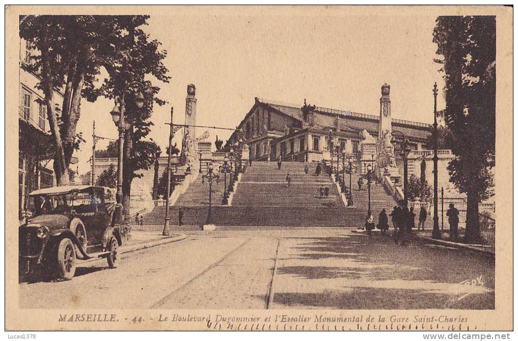 13 / MARSEILLE / LE BOULEVARD DUGOMMIER ET L ESCALIER MONUMENTAL DE LA GARE / JOLI PLAN DE VOITURE - Bahnhof, Belle De Mai, Plombières