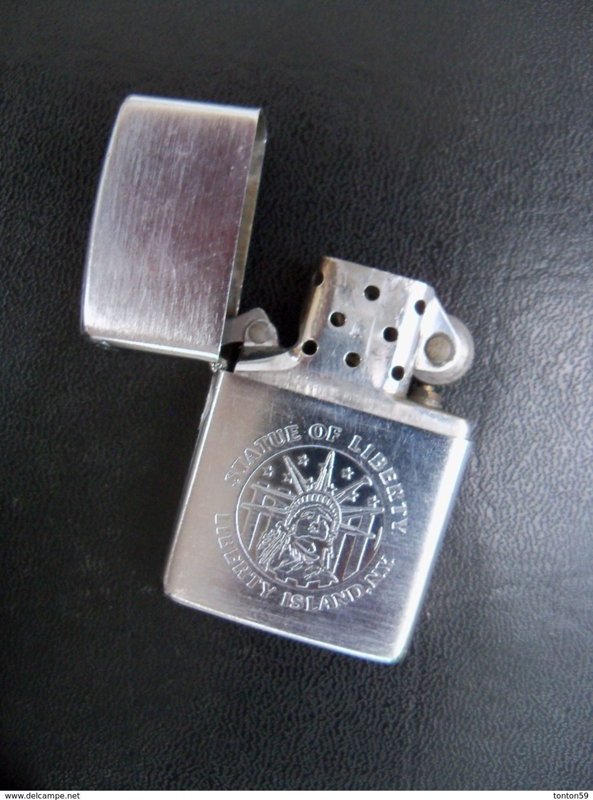 Ancien Briquet ZIPPO STATUE OF LIBERTY NY. HARRY'S Au Verso  Code: G VII - Zippo