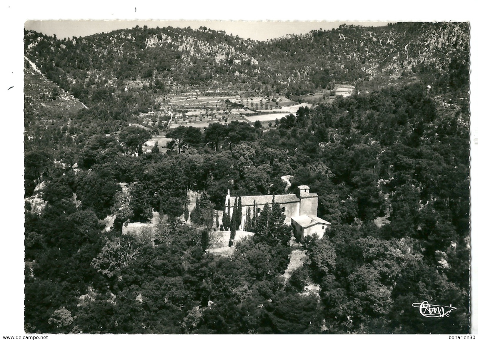 CPSM  83 LA ROQUEBRUSSANNE VUE AERIENNE  CHAPELLE COLLINE DES BAUMES - La Roquebrussanne