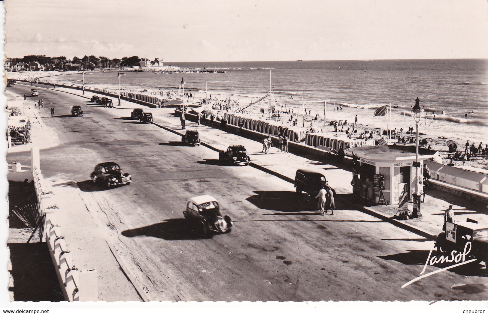 44. P0RNICHET. VOITURES ANNÉES 50 SUR LE REMBLAI. VUE GENERALE DE LA PLAGE .  . - Pornichet