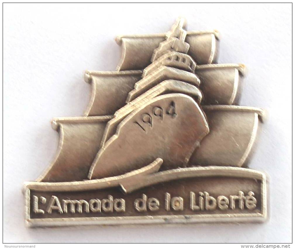 Superbe Pin´s Argenté Et Relief L´ARMADA DE LA LIBERTE 1994 - Bateau Moderne Et Voiles - Zamac - Arthus Bertrand - F880 - Arthus Bertrand