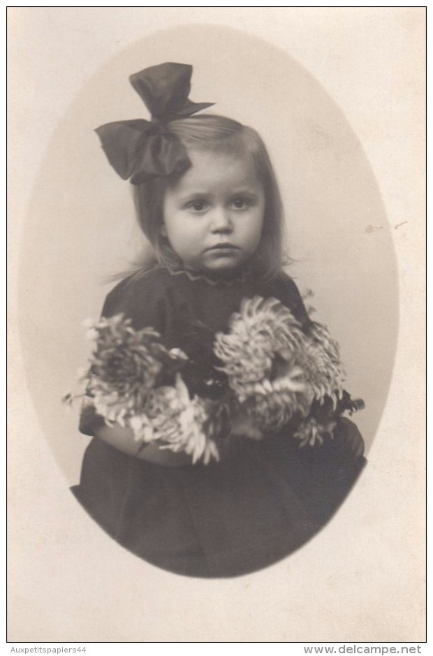 Carte Photo Originale Enfant - Fillette, Noeud & Robe Noire Avec Chrysanthèmes - Personnes Anonymes