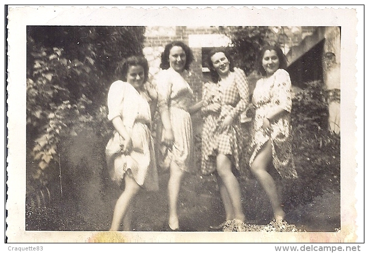 4 Jeunes Femmes   "effets De Jambes" Année 1930 Environ 9x6cm - Personas Anónimos