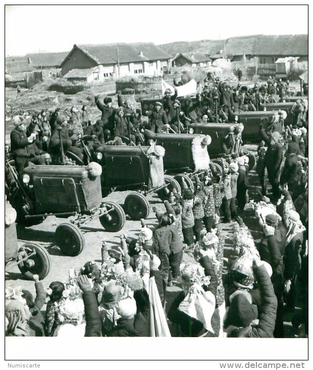 Photo Presse 15x18cm CHINA 1958 FARMING CO-OPS BUY TRACTORS - Métiers