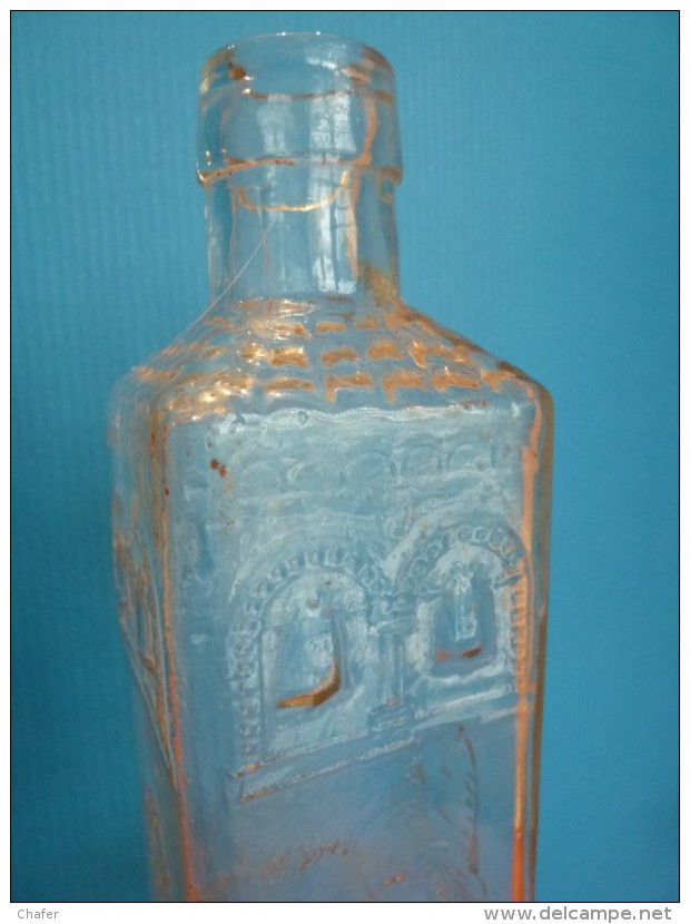 Ancienne Bouteille En Verre Moulé / Préssé Forme Originale ( Tour Clocher Ou Béffroi ) - Autres & Non Classés