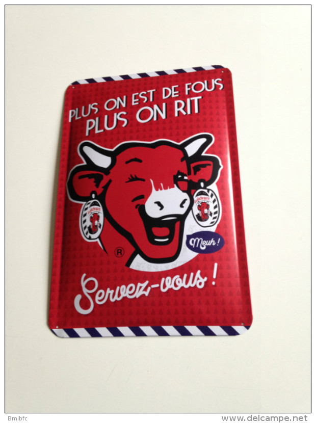 Plaque En Métal - Plus On Est De Fous Plus On Rit ......La Vache Qui Rit - Tin Signs (vanaf 1961)