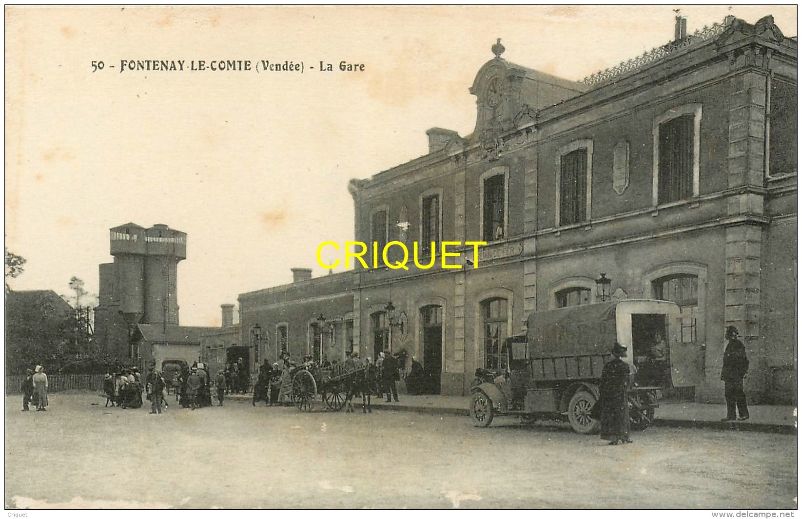 85 Fontenay Le Comte, La Gare, N°1, Charrettes, Camion Militaire.... - Fontenay Le Comte