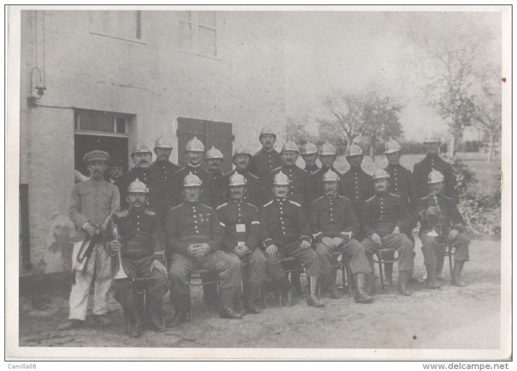 ANCIENNE  PHOTO D 'ILLY. 152.  R. STRINGER. Hommes En Uniforme.18X12.5CM. - Autres & Non Classés