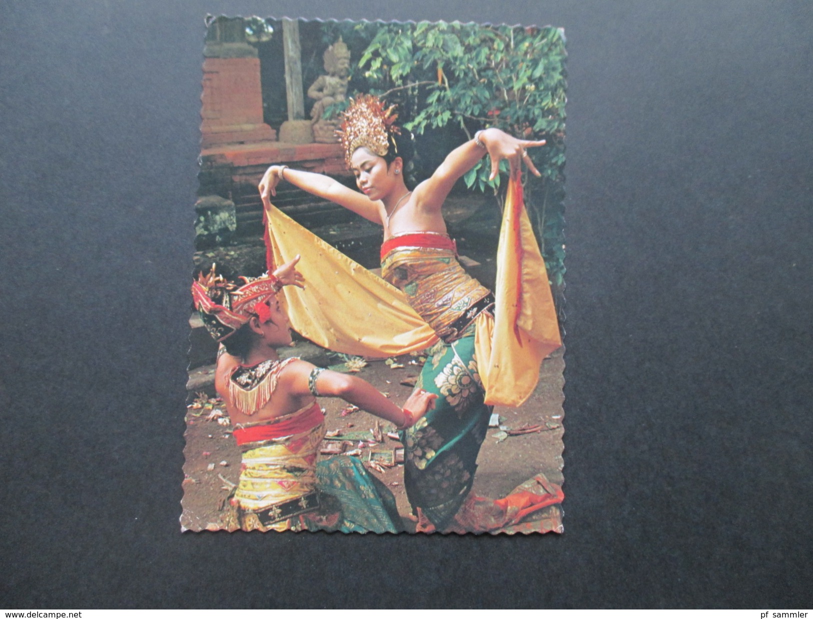 AK Echtfoto 1974 Indonesien. The Graceful Legong Dance. Einheimische Frauen. Via Air Mail - Indonesien