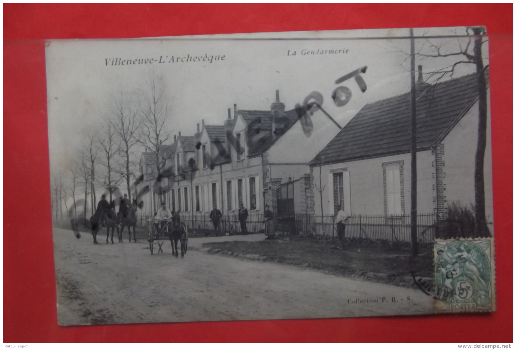 Cp Villeneuve L'archeveque La Gendarmerie Animé - Villeneuve-l'Archevêque