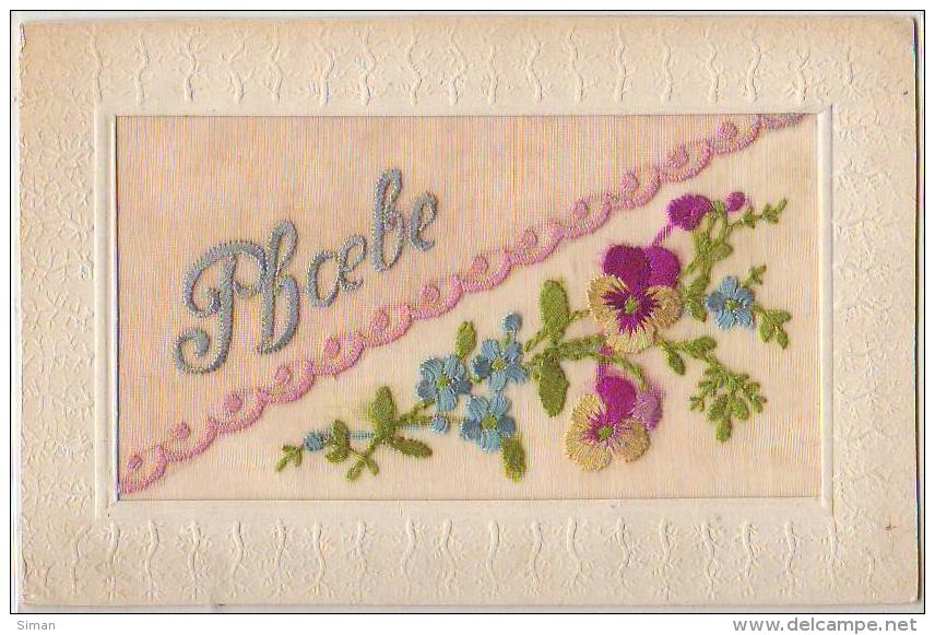 N°6201 - Carte Brodée - Prénom PHOEBE Sur Fond Rose - Brodées