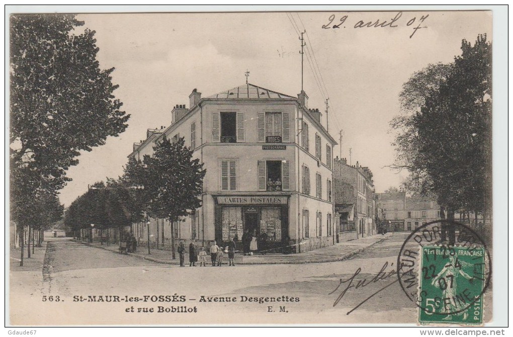 SAINT MAUR DES FOSSES (94) - AVENUE DESGENETTES ET RUE BOBILLOT - DEVANTURE DE MAGASIN DE VENTE DE CARTES POSTALES - Saint Maur Des Fosses