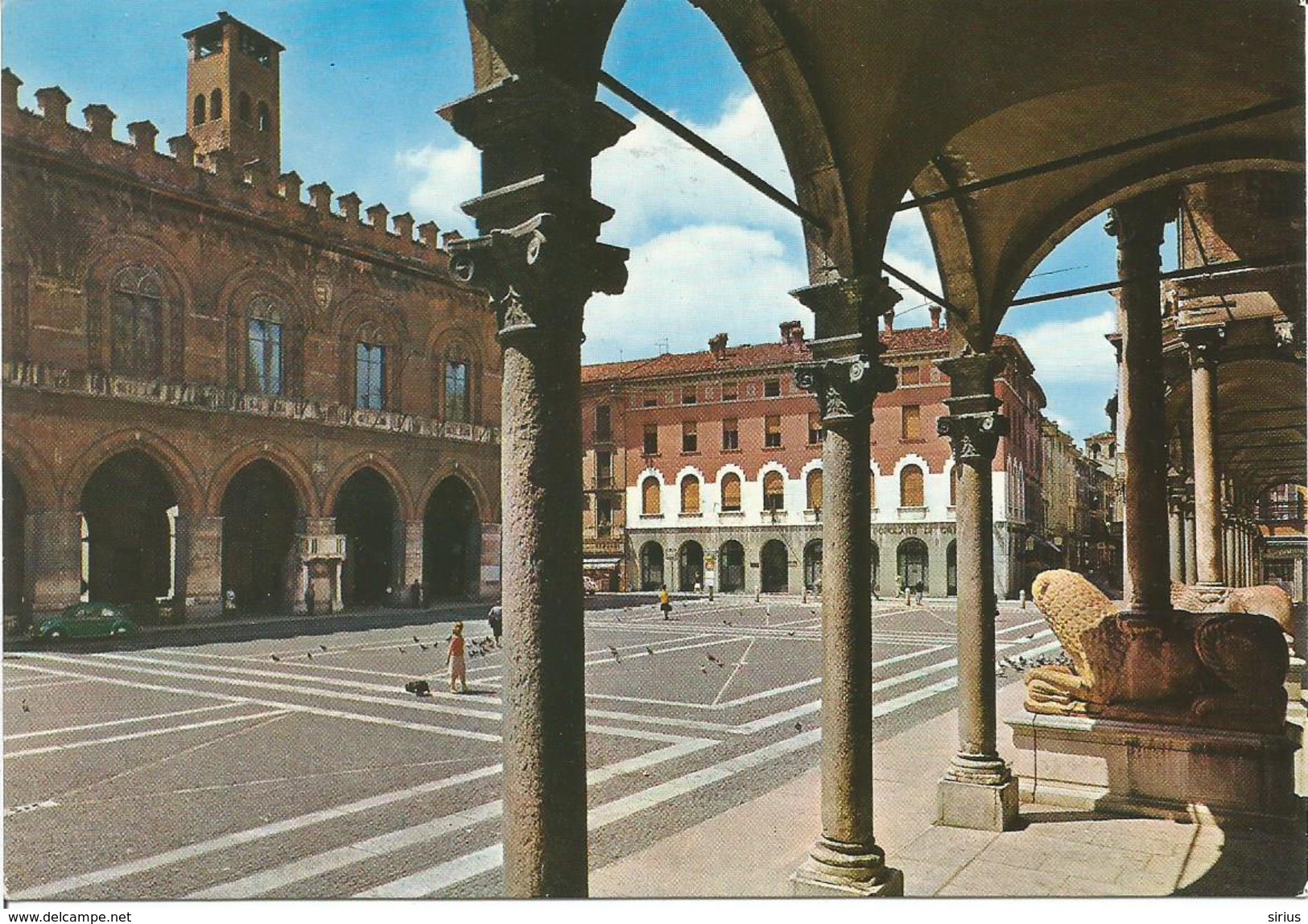 CP - CREMONE ( Italie ) " Arcades De La Bertazzola Et Palais De La Commune 1985 " - Cremona