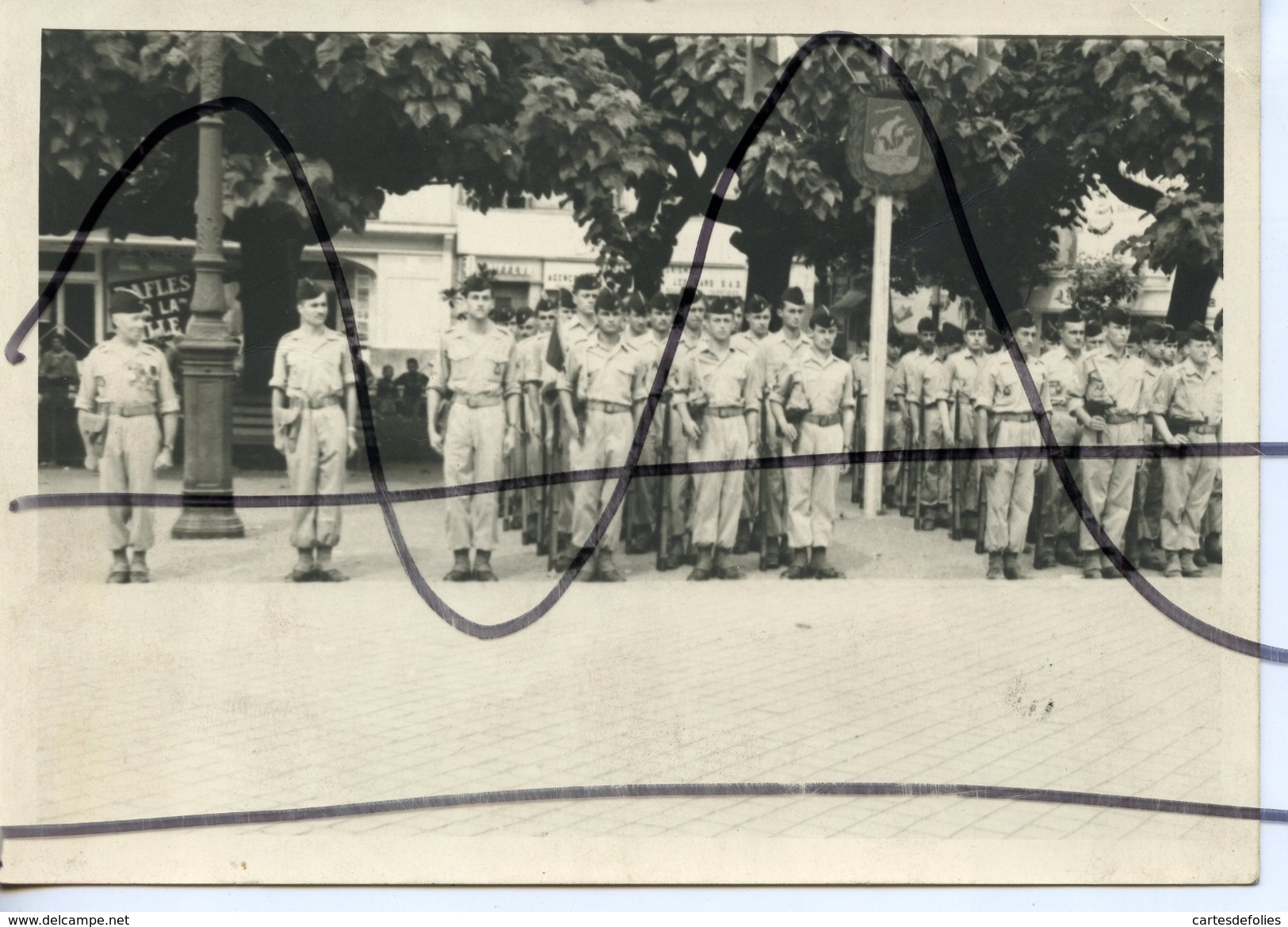 PHOTO ANIMÉE IDENTIFIÉE . THIERS. CASERNE ? ? SOLDATS AU GARDE A VOUS . - Guerre, Militaire