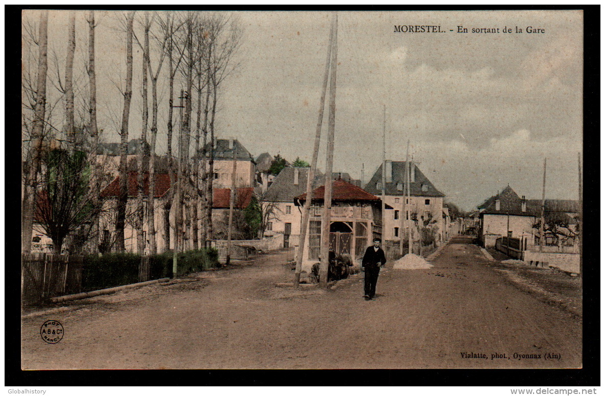 DC2316 - MORESTEL - EN SORTANT DE LA GARE - Morestel