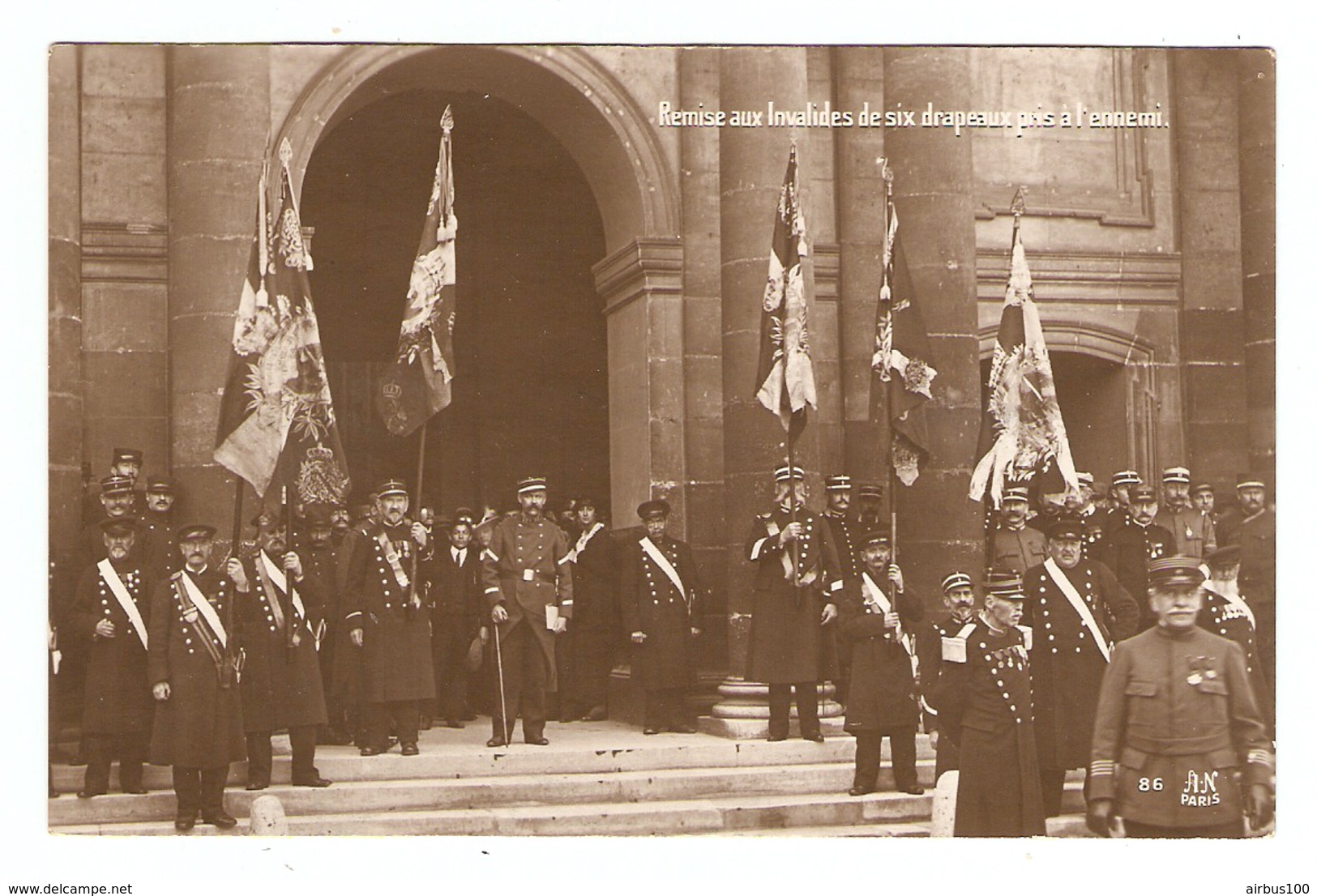 CPA MILITARIA REMISE AUX INVALIDES DE SIX DRAPEAUX PRIS A L'ENNEMI - NON CIRCULÉE - GALERIE PATRIOTIQUE N° 86 - 2 Scans - Guerra 1914-18