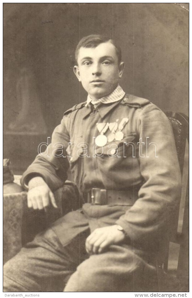 * T2/T3 1918 Osztrák-magyar Katona Kitüntetésekkel / K. U. K.  Decorated Soldier, Photo (EK) - Non Classés