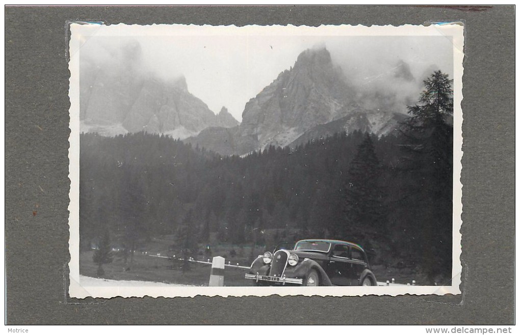 DANS LES DOLOMITES (Italie) - Paysages, Voiture Années 30, Lot De Deux Photos Format 11 X7,6cm. - Lieux