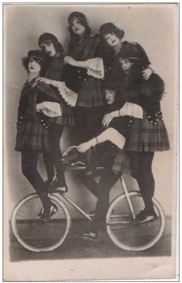 Carte Photo 6 Filles Sur Un Vélo ! - Zirkus