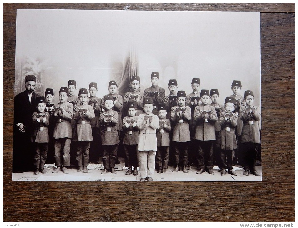 Reproduction  Carte Postale Ancienne: IRAN, PERSE : Learning To Pray At School - Iran