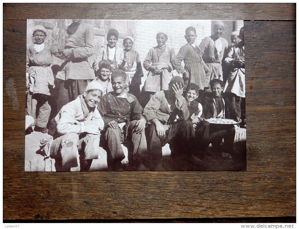 Reproduction  Carte Postale Ancienne: IRAN, PERSE : Late Of Qajar Era, Beggars Sidesplitting While Sitting... - Iran
