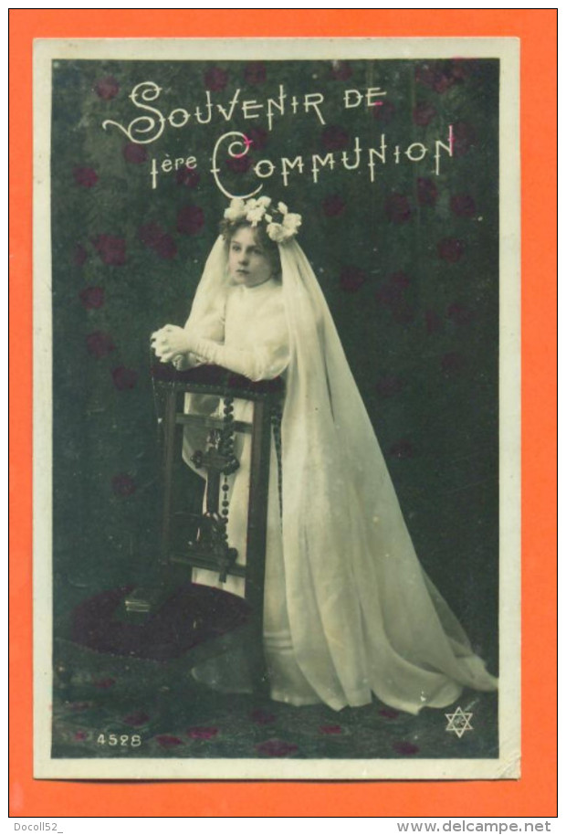 CPA " Souvenir De 1ere Communion " Jeune Fille - Prie Dieu  " - Communion