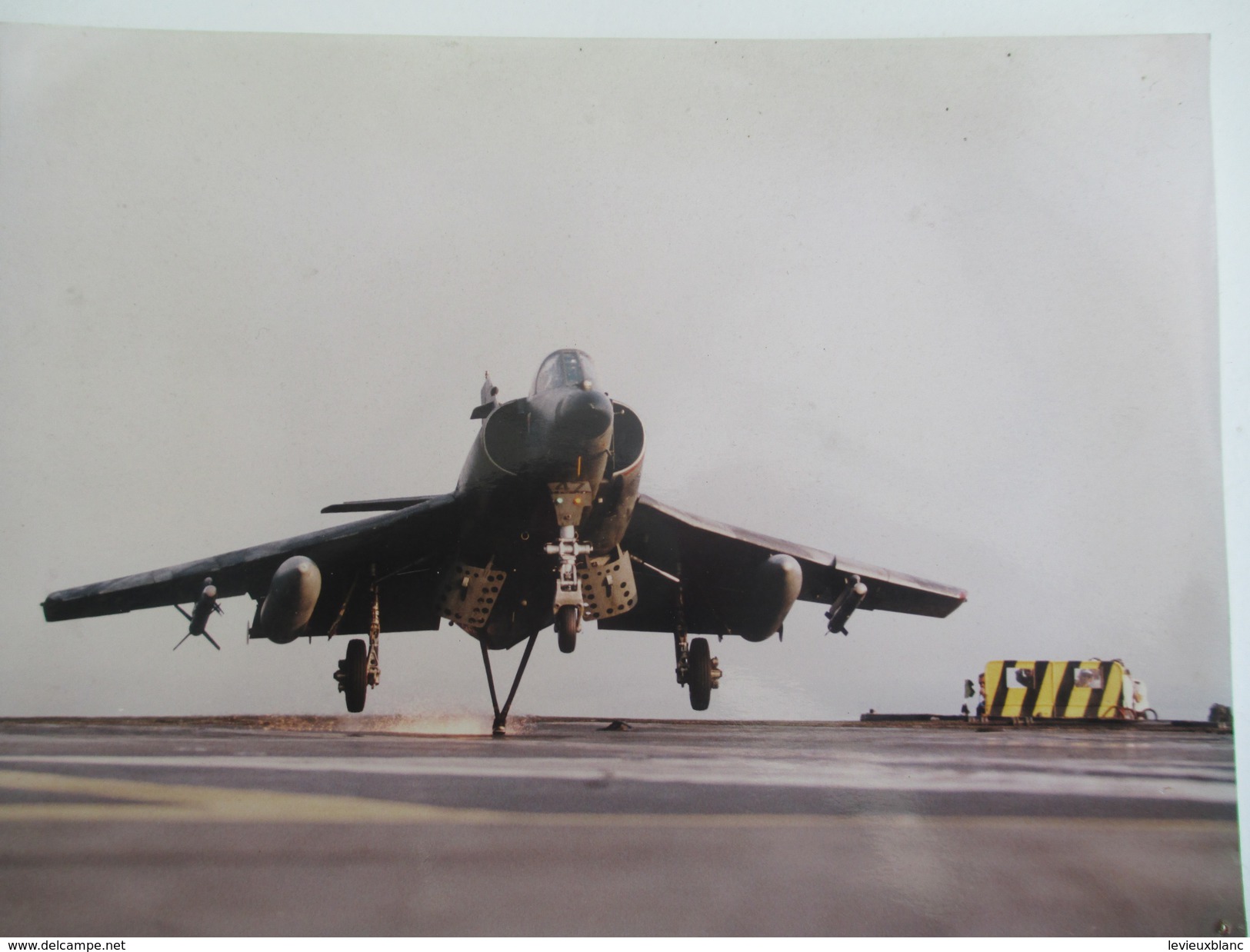 Tirage Photographique D'époque/Porte-Avions FOCH/Appontage D'un Super Etendard/ Marine Nationale/Années 60 - 70   MAR41 - Aviation