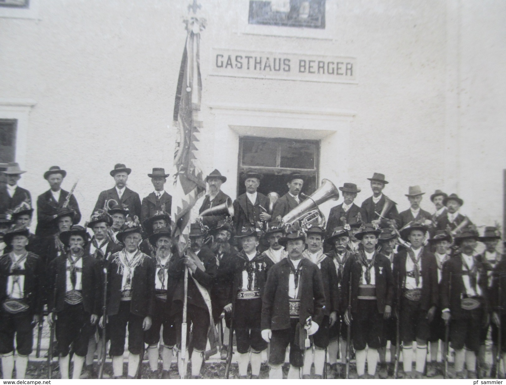 AK Österreich?! 1910er Jahre Gasthaus Berger. Regiment / Schützengarde?! Blasinstrumente. Tracht - Hotels & Gaststätten