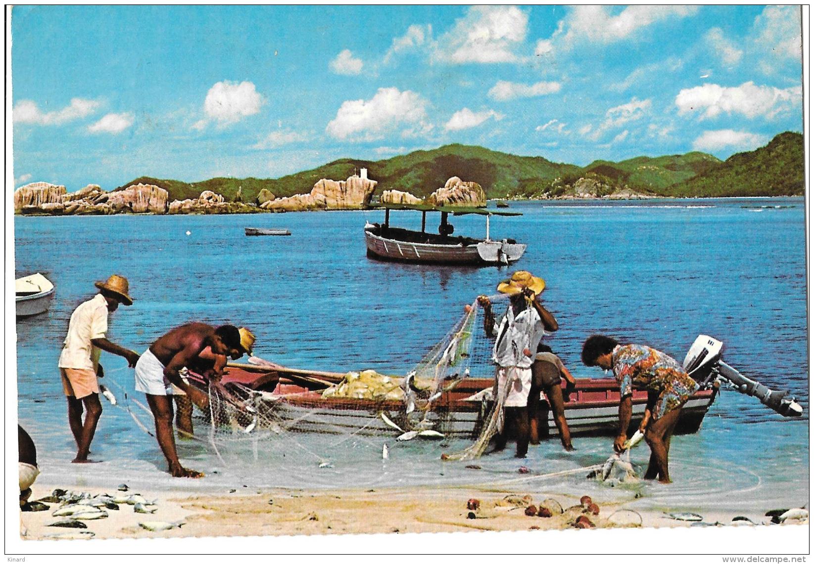 CP.   SEYCHELLES.... FISHERMEN AND NET AT PRASLIN... TBE. - Seychellen