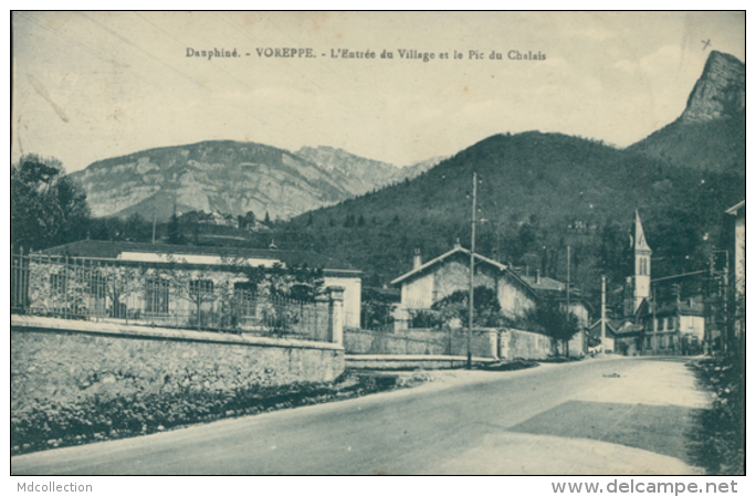 38 VOREPPE / Entrée Du Village Et Pic De Chalais / - Voreppe